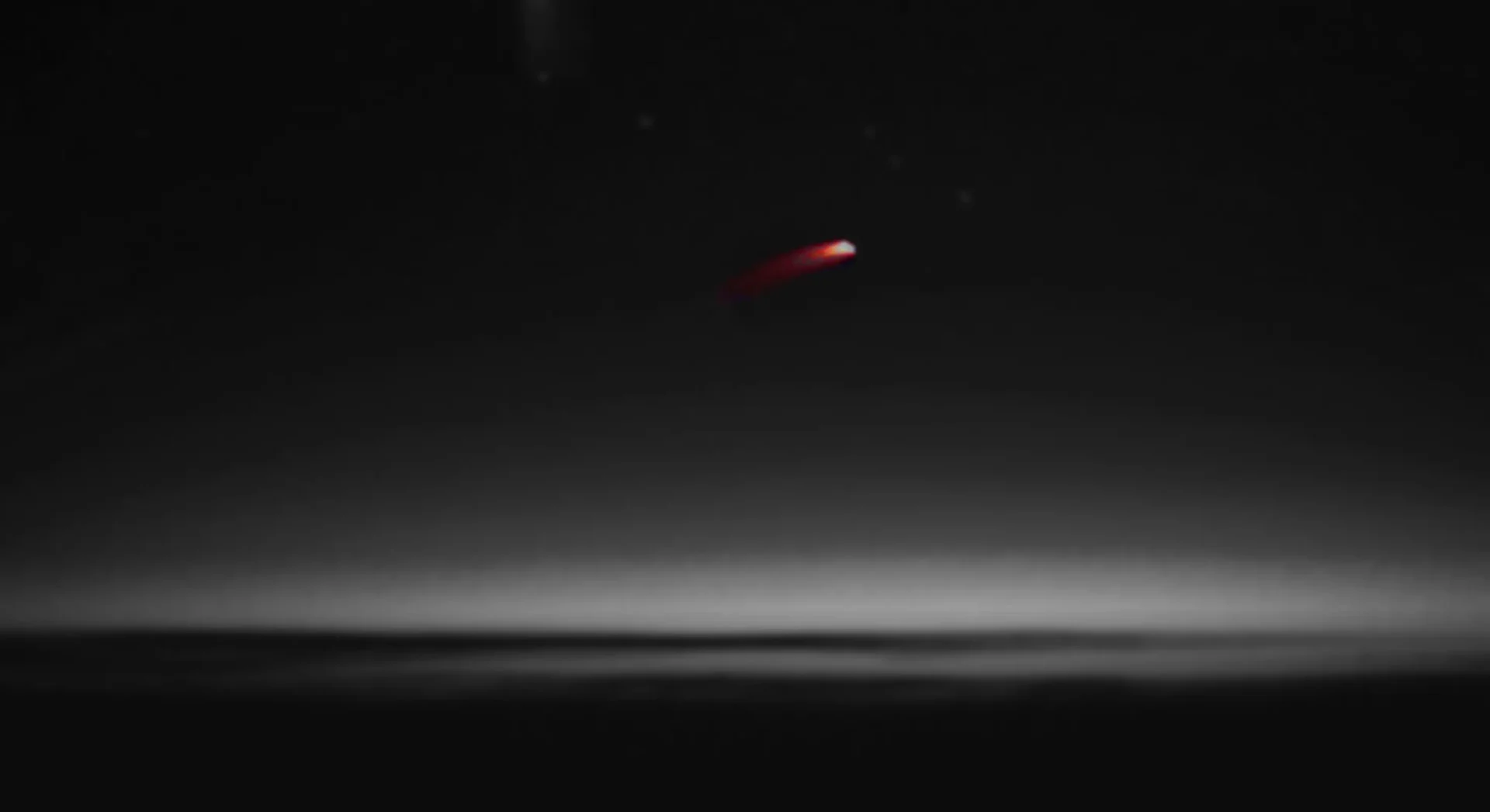 Vue de l'horizon au crépuscule avec une étoile filante 